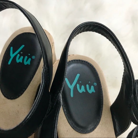 Yuu Roonie Floral Open Toe Wedge Sandals in Black - Picture 4 of 5